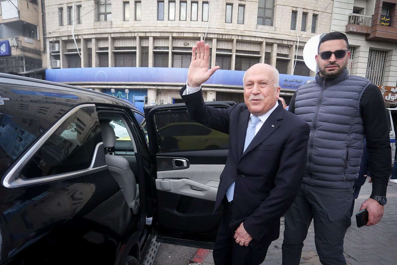 Palestinian Authority Minister of National Economy Mohammad Alamour inspects a Ramadan market in Nablus, Samaria, March 10, 2025. Photo by Nasser Ishtayeh/Flash90.