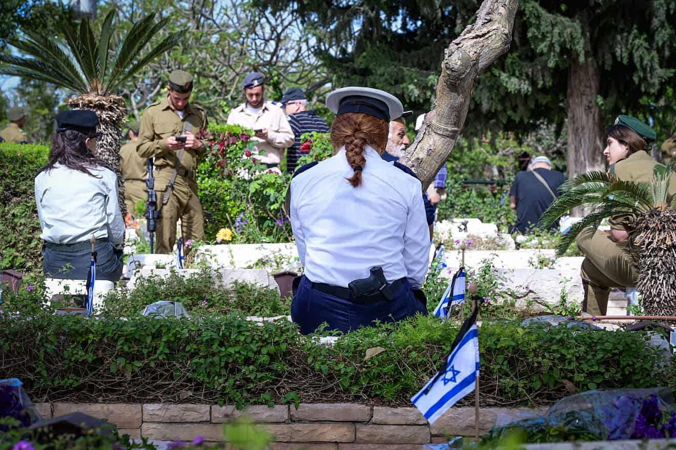 Bereaved families, friends and Israeli soldiers visit the graves of fallen soldier on Memorial Day at the Kiryat Shaul Cemetery in Tel Aviv, April 30, 2025. Photo by Avshalom Sassoni/Flash90.