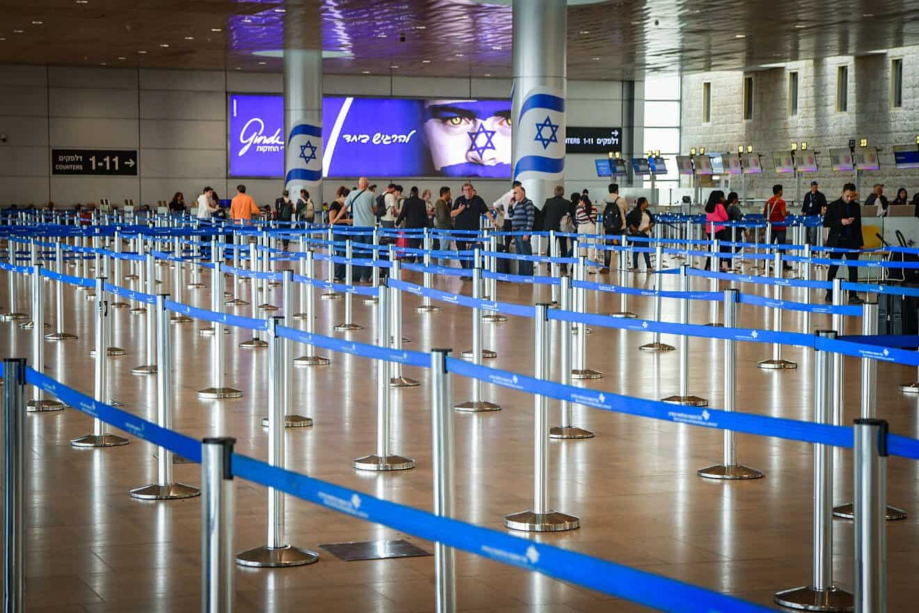 Passengers at Ben-Gurion International Airport near Tel Aviv, May 4, 2025. Photo by Avshalom Sassoni/Flash90.