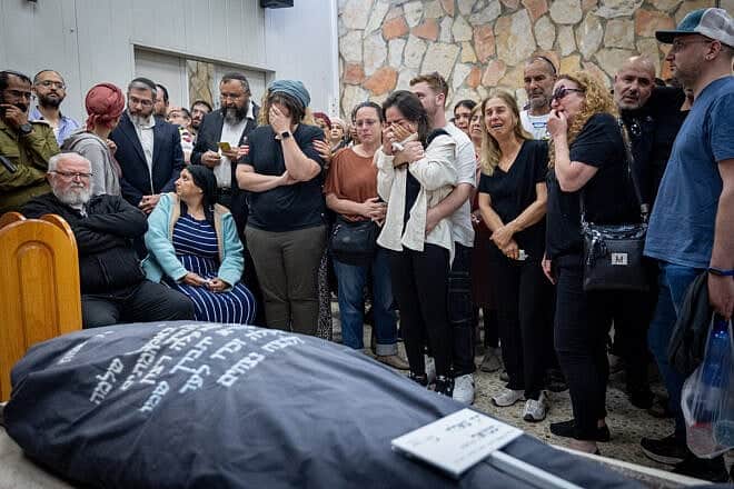 Mourners attend the funeral of Tzeela Gez, who was murdered in a terrorist shooting on Route 446 in Samaria, at Har HaMenuchot Cemetery in Jerusalem, May 15, 2025. Photo by Chaim Goldberg/Flash90.