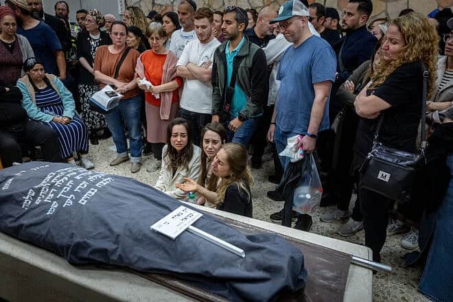 Mourners attend the funeral of Tzeela Gez, who was murdered in a terrorist shooting on Route 446 in Samaria, at Har HaMenuchot Cemetery in Jerusalem, May 15, 2025. Photo by Chaim Goldberg/Flash90.