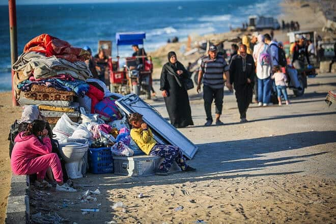 Displaced Palestinians pass through the Gaza valley on May 21, 2025. Photo by Ali Hassan/Flash90.