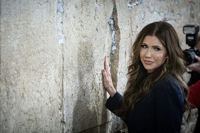 U.S. Homeland Security Secretary Kristi Noem visits the Western Wall in Jerusalem's Old City, May 25, 2025. Photo by Chaim Goldberg/Flash90.