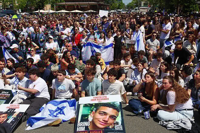 Hundreds of friends, family and residents gather in Tenafly, N.J., to watch the release of Edan Alexander, the last living U.S. citizen kidnapped by Hamas on Oct. 7, 2023, and taken into the Gaza Strip, on May 12, 2025. Photo by Spencer Platt/Getty Images.