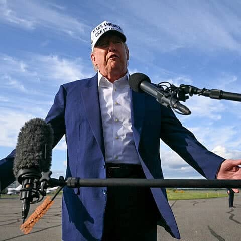 Президент США Дональд Трамп общается с журналистами перед посадкой в ​​Air Force One в муниципальном аэропорту Морристауна в Морристауне, штат Нью-Джерси, 25 мая 2025 года после выходных в Нью-Джерси. Фото: Saul Loeb/AFP через Getty Images.