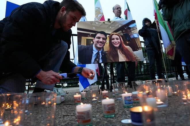 Mourners lights candles during a vigil outside the White House for Israeli Embassy employees Yaron Lischinsky and Sarah Lynn Milgrim on May 22, 2025 in Washington, D.C. Photo by Kevin Dietsch/Getty Images.
