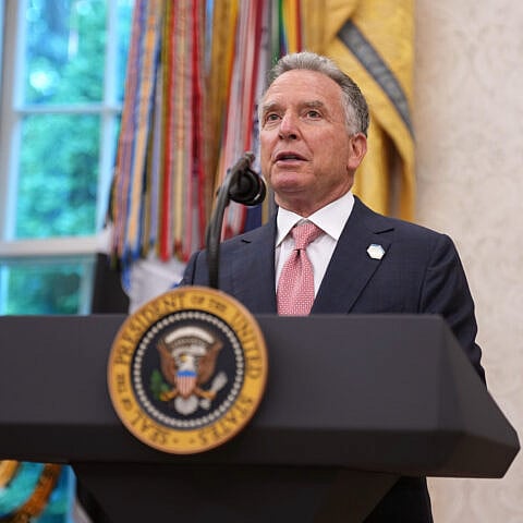Специальный посланник США на Ближнем Востоке Стив Уиткофф выступает с речью во время церемонии приведения к присяге временно исполняющей обязанности прокурора США в Вашингтоне, округ Колумбия, Жанин Пирро в Овальном кабинете Белого дома 28 мая 2025 года в Вашингтоне, округ Колумбия. Фото Эндрю Харника/Getty Images.
