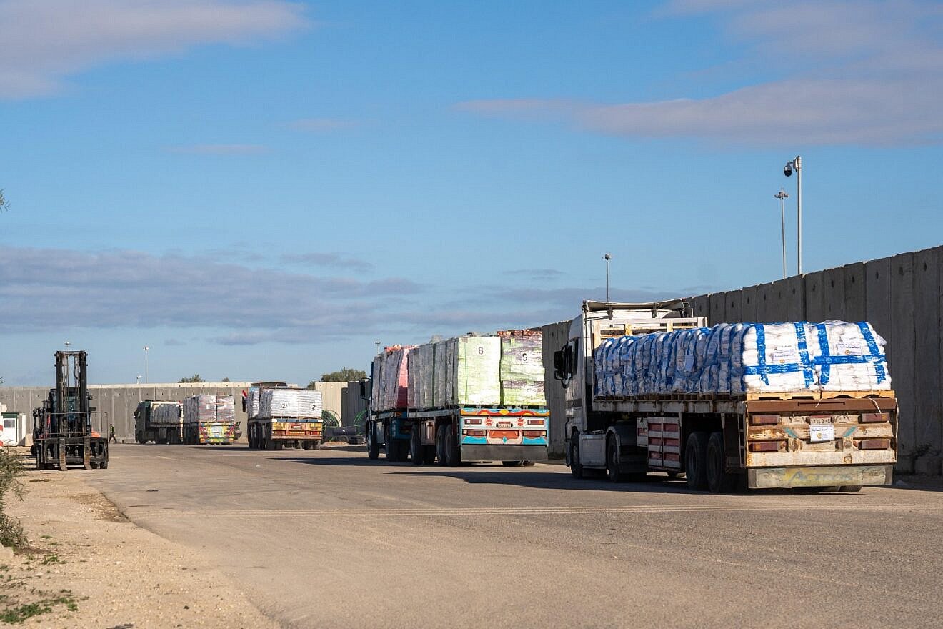 Humanitarian aid trucks entering the Gaza Strip, January 2025. Source: @COGATonline/X.