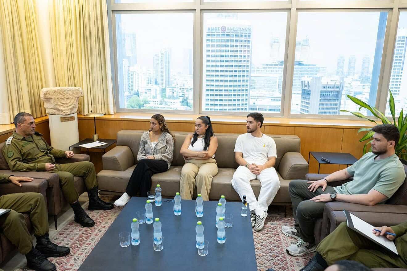 Israel Defense Forces chief Lt. Gen. Eyal Zamir meeting with, from left, former Hamas hostages Romi Gonen, Liri Albag, Omer Shem Tov and Sasha Trufanov, May 9, 2025. Credit: IDF.
