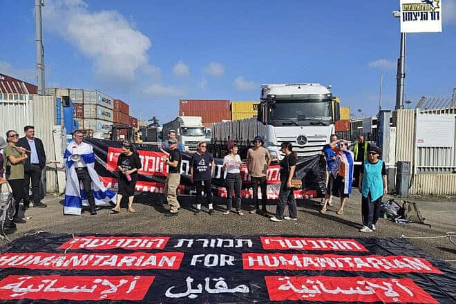 Israeli reservists from “Generation of Victory” and Tzav 9 activists block aid trucks bound for Gaza at Ashdod Port, May 27, 2025. Source: The Reservists—Generation of Victory/@ozleisraelaza/X.