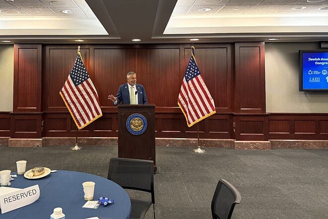 Auburn University men’s basketball coach Bruce Pearl speaks at a Jewish American Heritage Month breakfast in the U.S. Capitol, May 21, 2025. Photo by Andrew Bernard.