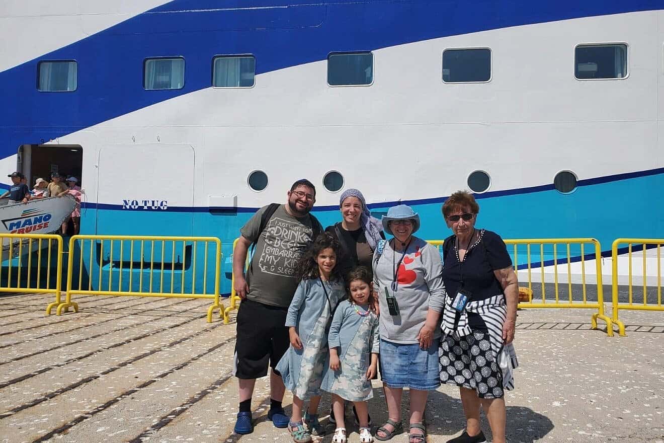 Members of the Moskowitz family, from left: Elliot, Miriam, Tehilla and Ashira Moskowitz; Michele Moskowitz and Arlene Milgram. Credit: Courtesy.