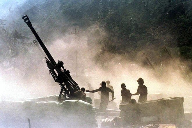 Indian artillerymen fire their Swedish Bofors cannon toward the Pakistani side of the Line of Actual Control (LAC) near Uri in the disputed Himalayan state of Jammu and Kashmir, Aug. 4, 1998. Photo by Tauseef Mustafa/AFP via Getty Images.