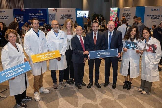 From left, starting with Dr. Efrat Aflalo, head of the Physicians Olim Directorate at the Ministry of Aliyah and Integration, in second row, are Nefesh B'Nefesh Chairman Tony Gelbart, Israeli Health Minister Uriel Buso and Nefesh B'Nefesh Executive Director Rabbi Yehoshua Fass, at the MedEx France conference in Paris on May 25, 2025. Photo by Shahar Azran.