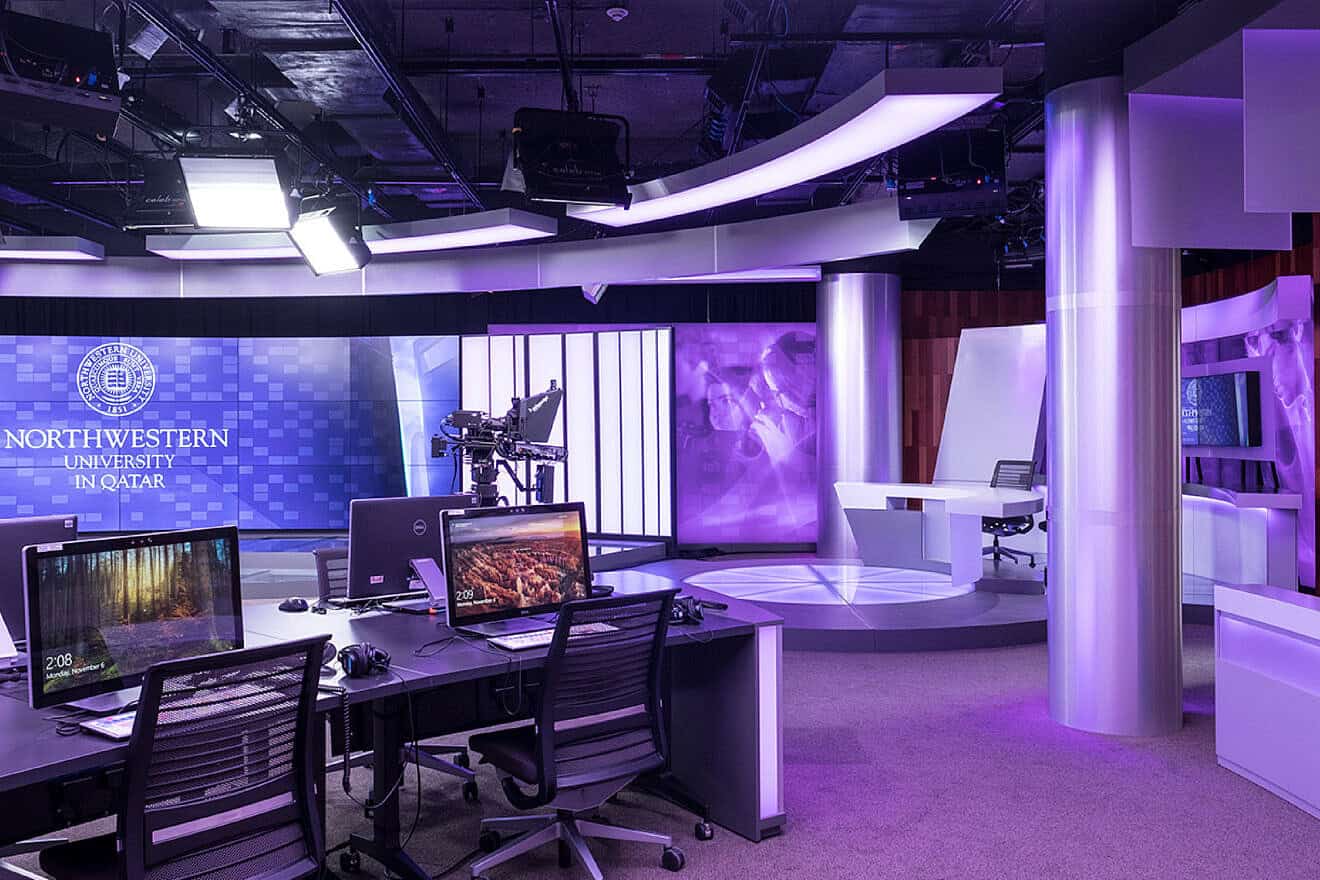 The newsroom at Northwestern University in Qatar. Credit: Northwestern University in Qatar via Wikimedia Commons.