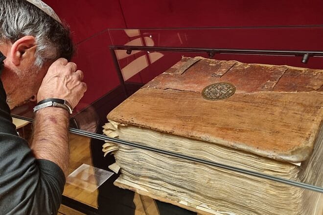 A visitor inspects Keter Yom Yakir, one of the 12 Damascus Crowns, on exhibition at the National Library of Israel. Photo by Sharon Altshul.