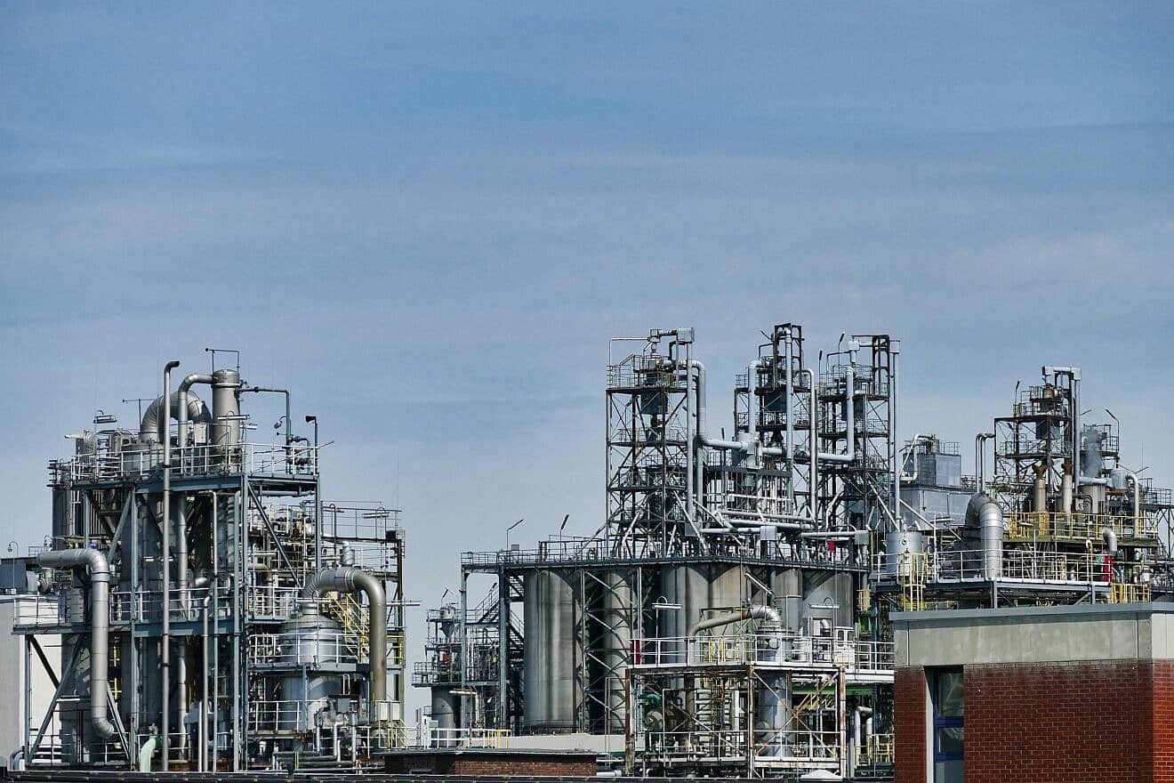 Oil refinery. Credit: SatyaPrem/Pixabay.