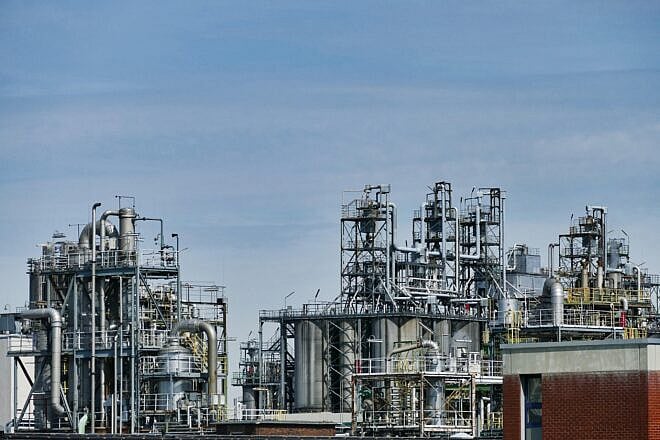 Oil refinery. Credit: SatyaPrem/Pixabay.