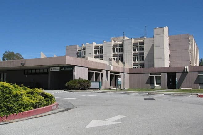 The Pajaro Valley Unified School District in building in Watsonville, Calif. Credit: Phorenon via Wikimedia Commons.
