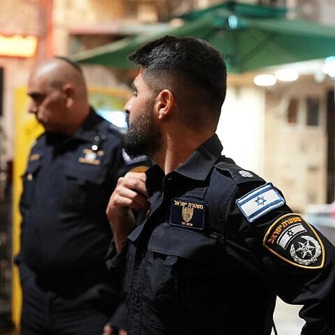 Полицейские на месте нападения террориста с ножом у входа в Цепные ворота Храмовой горы в Старом городе Иерусалима, 16 мая 2025 г. Фото: Полиция Израиля.