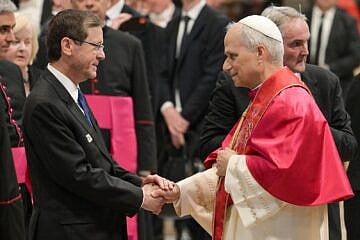 Israeli President Isaac Herzog shakes hands with Pope Leo XIV during the latter's inauguration ceremony at the Vatican, May 18, 2025. Photo by Ma'ayan Toaf/GPO.