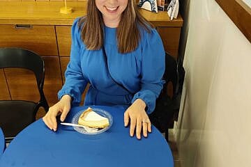 Jamie Geller tries the classic New Yorks-style cheesecake at Boutique Central. Photo by Raphael Poch.