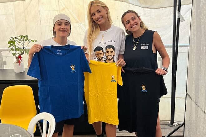 Montana Tucker meets with hostage survivors Emily Damari (left) and Roni Gonen (right) during a solidarity trip to Israel, May 2025. Credit: Combat Antisemitism Movement.
