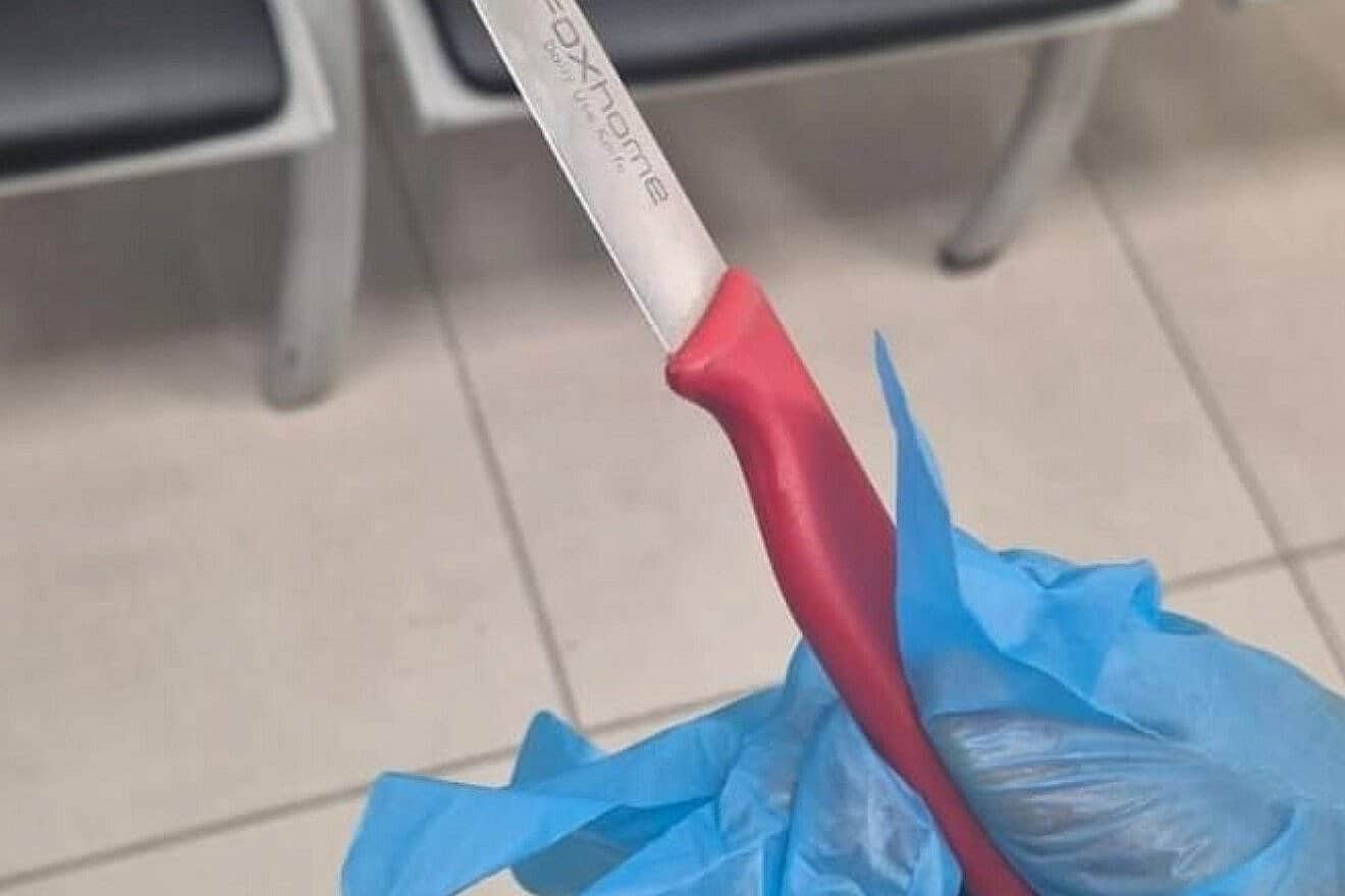 The knife found on a suspected terrorist outside a police station in the Arab-Israeli town of Tira, May 3, 2025. Credit: Israel Police.