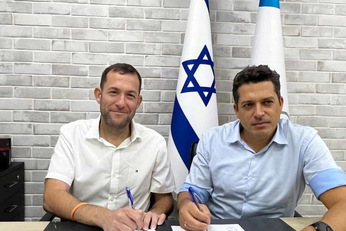 Samaria Regional Council head Yossi Dagan (left) and Amichai Chikli, Israeli Minister for Diaspora Affairs and Combating Antisemitism, sign a cooperation agreement, May 2025. Photo by Roi Hadi.