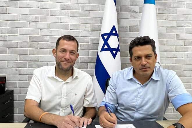 Samaria Regional Council head Yossi Dagan (left) and Amichai Chikli, Israeli Minister for Diaspora Affairs and Combating Antisemitism, sign a cooperation agreement, May 2025. Photo by Roi Hadi.