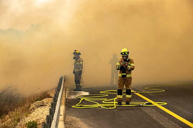 Firefighters battle the wildfires that broke out in the Jerusalem area at the end of April. Photo by Assaf Abrams/Fire and Rescue Services, Jerusalem District.