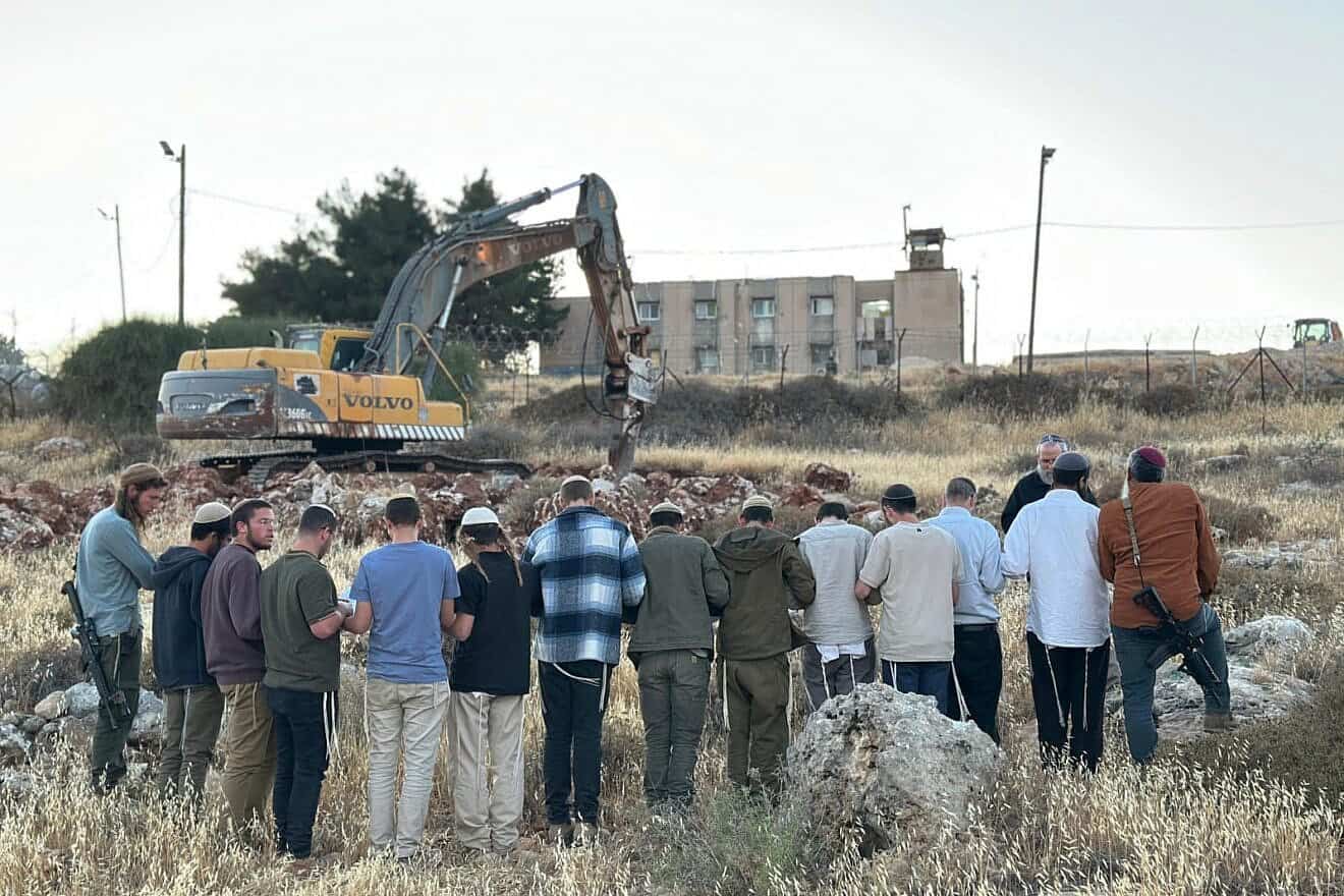 Construction of the cemetery at the Malachei Hashalom outpost in the Binyamin region of Samaria, May 30, 2025. Credit: Binyamin Regional Council.