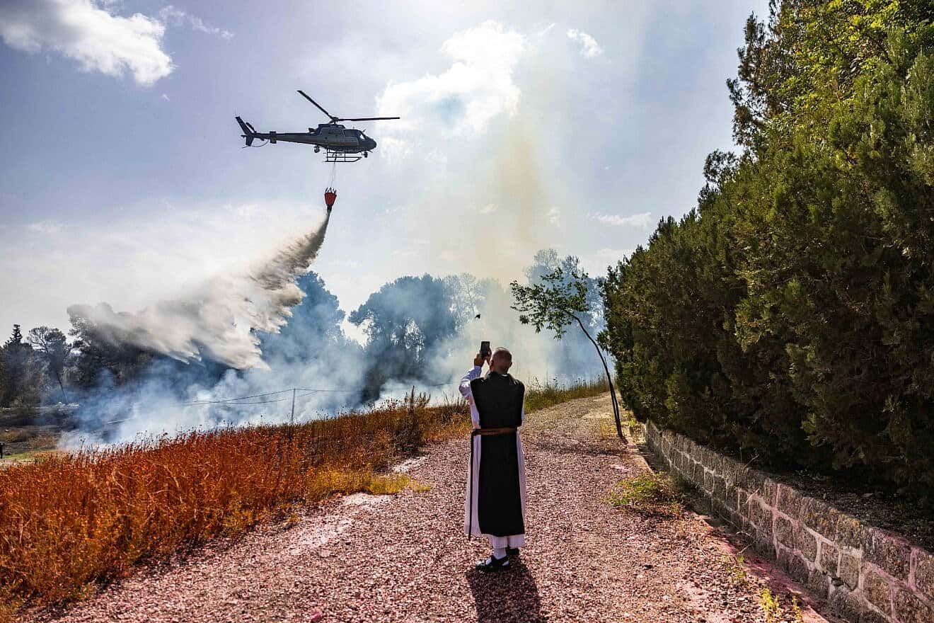 Battling a massive wildfire in Latrun, May 1, 2025. Photo by Chaim Goldberg/Flash90.