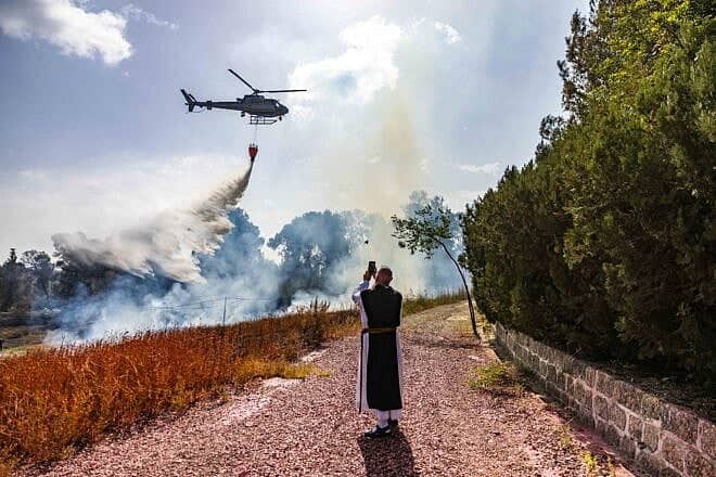 Battling a massive wildfire in Latrun, May 1, 2025. Photo by Chaim Goldberg/Flash90.