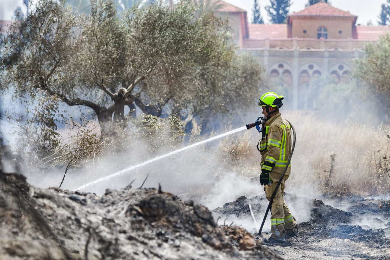 Battling a massive wildfire in Latrun, May 1, 2025. Photo by Avshalom Sassoni/Flash90.