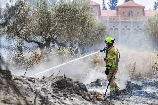 Battling a massive wildfire in Latrun, May 1, 2025. Photo by Avshalom Sassoni/Flash90.