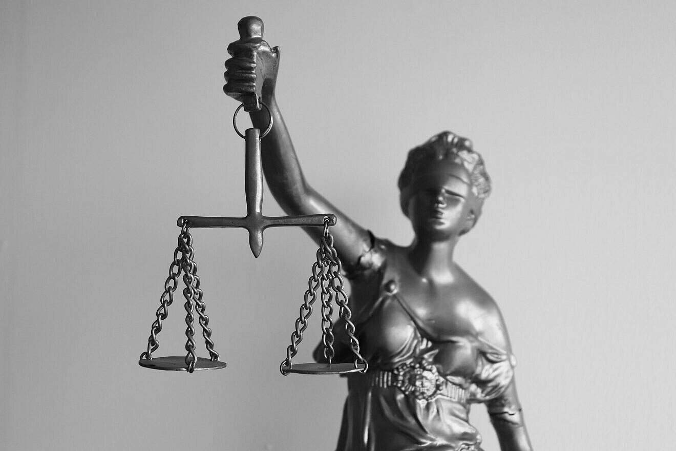 Statue of Lady Justice on a gray background. Credit: Ezequiel Octaviano/Pixabay.