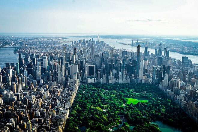 Aerial view of Central Park between the Upper West Side and Upper East Side neighborhoods of Manhattan in New York City. Credit: Leonhard Niederwimmer/Pixabay.