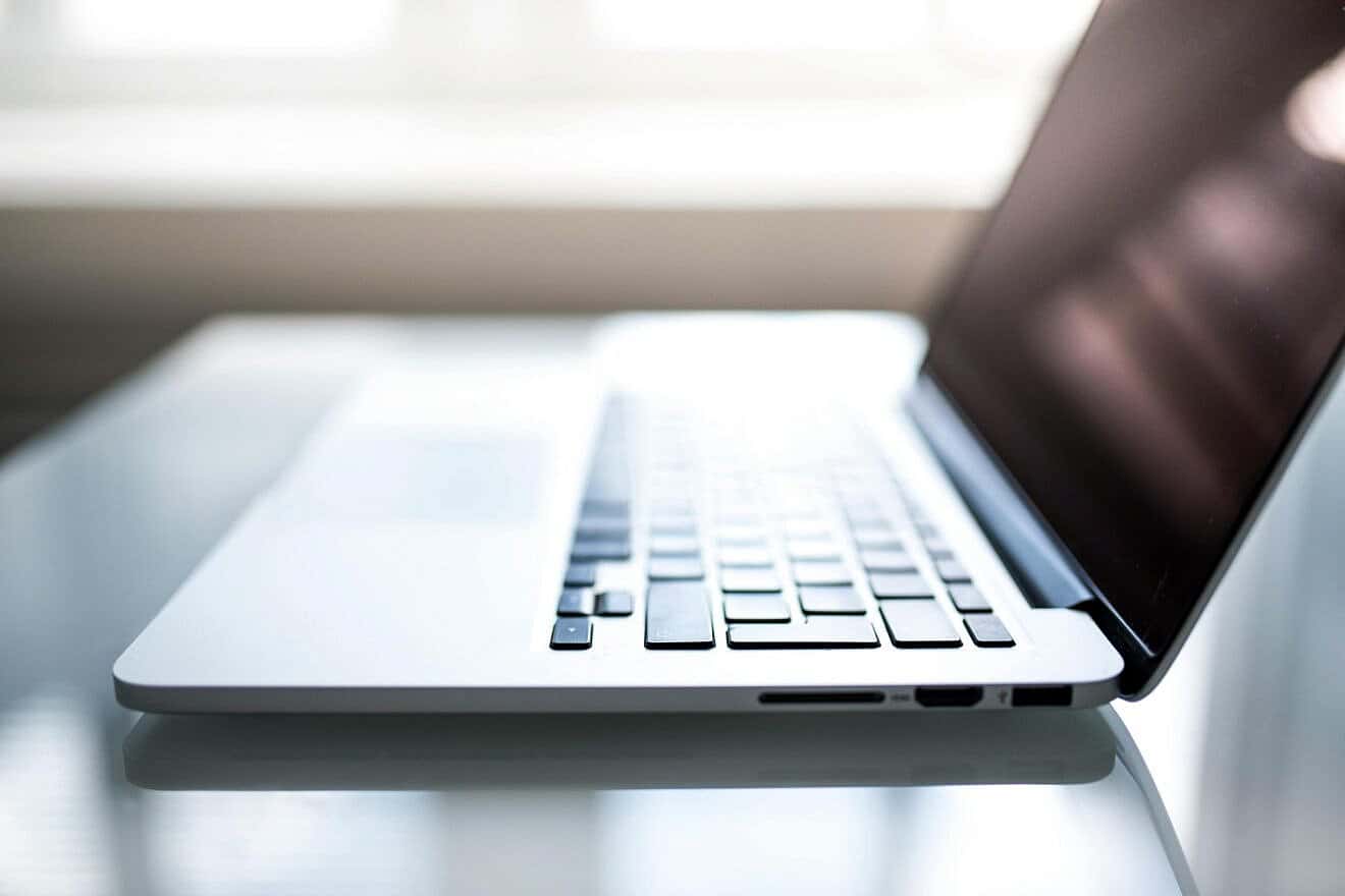 Laptop computer sitting on a desk. Credit: Nao Triponez/Pexels.