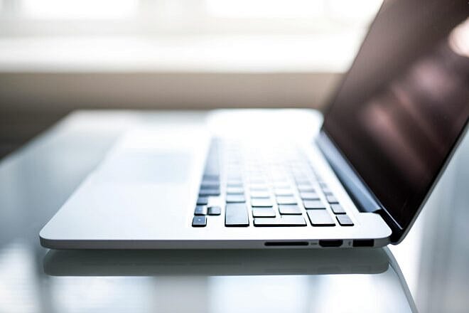 Laptop computer sitting on a desk. Credit: Nao Triponez/Pexels.