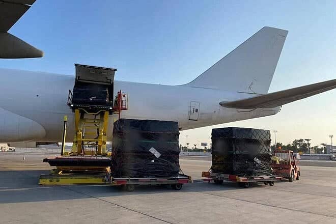 The 800th military supply aircraft is unloaded in Israel. (Credit: Israel Ministry of Defense)