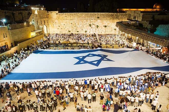 Unfurling the flag on Jerusalem Day eve. Credit: Western Wall Heritage Foundation.