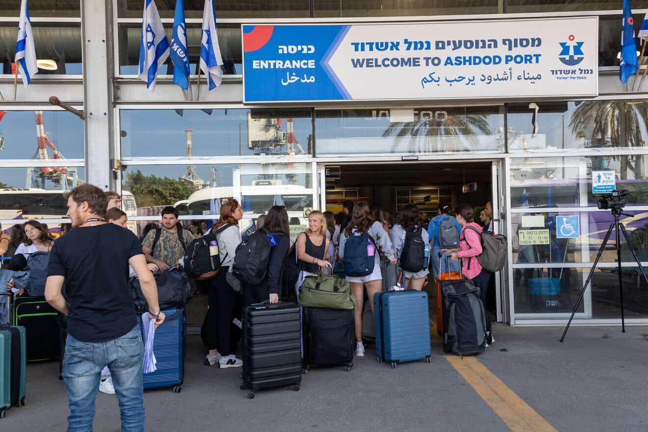 Birthright Israel participants boarding a Cyprus-bound ship at Ashdod Port, June 17, 2025. Credit: Erez Uzir, courtesy of Birthright Israel.