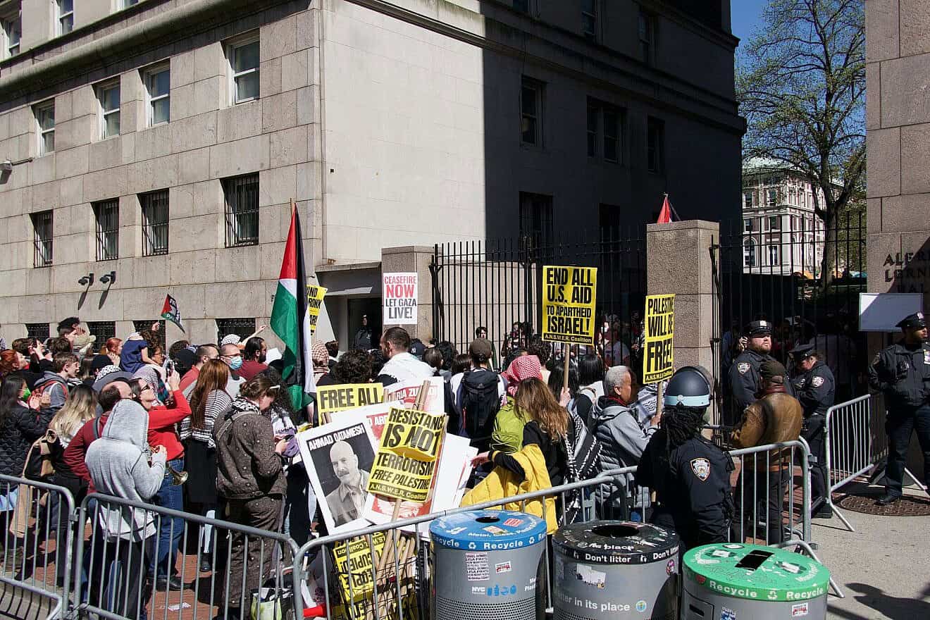 A pro-Palestinian, anti-Israel protest next to the Columbia University Bookstore in New York City, April 22, 2024. Credit: SWinxy via Wikimedia Commons.
