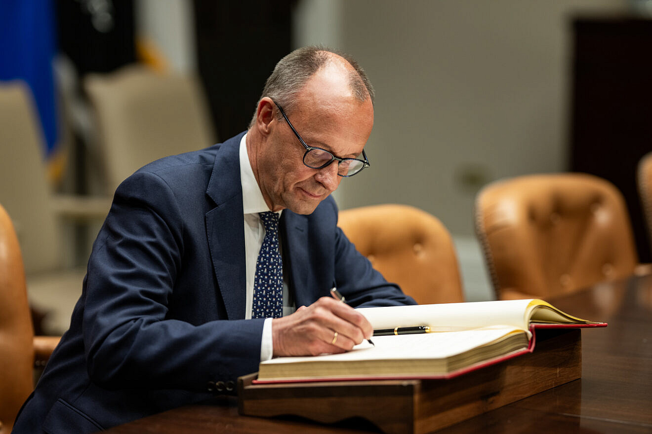 German Chancellor Friedrich Merz signs the guest book in the White House Roosevelt Room, June 5, 2025. Credit: Daniel Torok/White House.