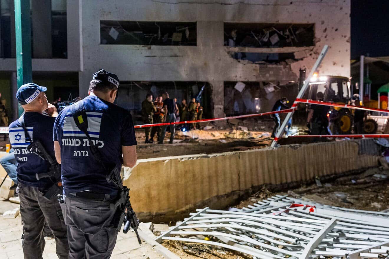 Security personnel outside a school in Gedera, east of Ashdod, that was hit by an Iranian missile, Oct. 1, 2024. Photo by Liron Moldovan/Flash90.