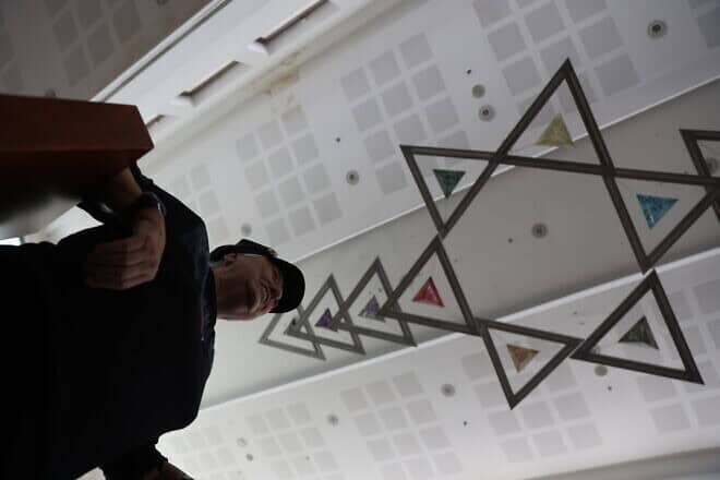 A view of the Star of David ceiling art installation at the Netzer Hazani synagogue, representing Jewish unity, from below. Photo by Yossi Zamir.