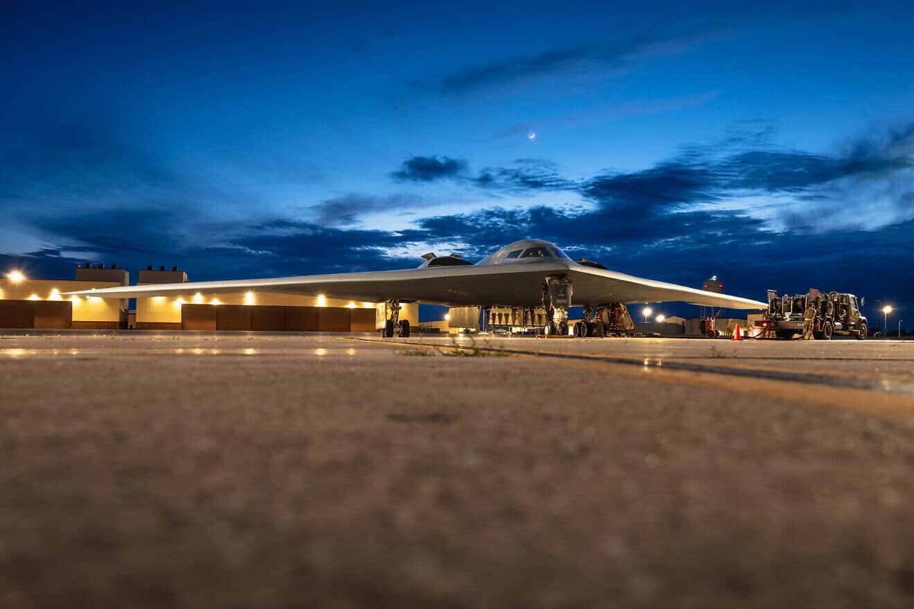 U.S. Airmen assigned to the 509th Logistics Readiness Squadron and 393rd Bomber Generation Squadron conduct hot-pit refueling for a B-2 Spirit at Whiteman Air Force Base in Missouri on May 28, 2025. Credit: U.S. Air Force Photo by Staff Sgt. Joshua Hastings.