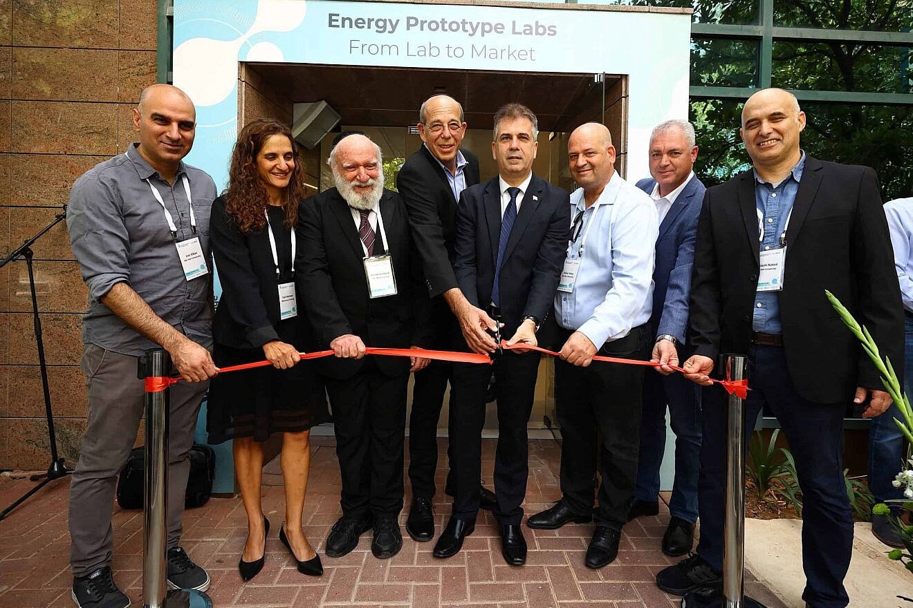 Bar-Ilan University president professor Arie Zaban and Israel's Minister of Energy and Infrastructure Eli Cohen (center) mark the official opening of the National Institute for Energy and Electrochemical Storage. Credit: Courtesy.