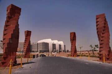 Entrance to Georgetown University in Education City, Qatar, overlooking Sidra Hospital. Credit: Alex Sergeev via Wikimedia Commons.